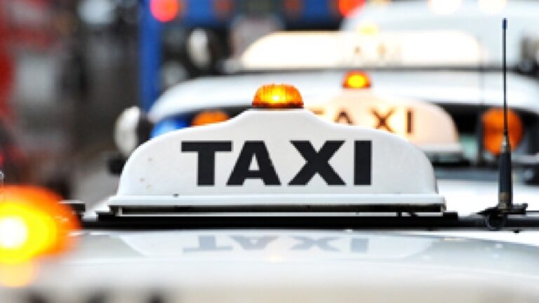 Read more about the article The Benefits of Travelling With a Maxi Taxi